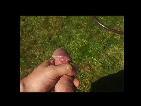 ❤️ A boazona fica com a rata rosa fodida e ejacula com um esguicho num jardim de Verão Porno fodido em pt.filmepornonline.ru ️❤