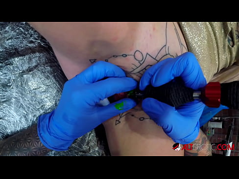 ❤️ Extremamente tatuada, a brasa Sully Savage fez uma tatuagem no seu clítoris Porno fodido em pt.filmepornonline.ru ️❤
