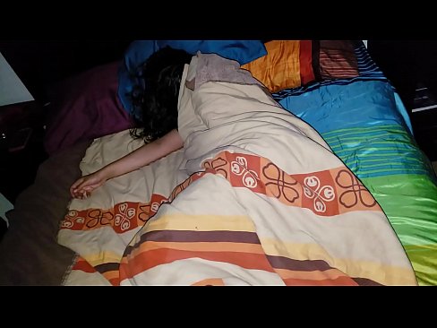 ❤️ Stepson berating a sua jovem madrasta enquanto ela dorme. Porno fodido em pt.filmepornonline.ru ️❤